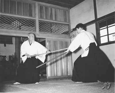 O Sensei pratiquant au Bo avec Saito Sensei